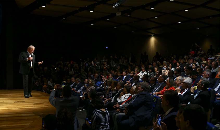 Presidente eleito se encontra com parlamentares e diz que vai dialogar