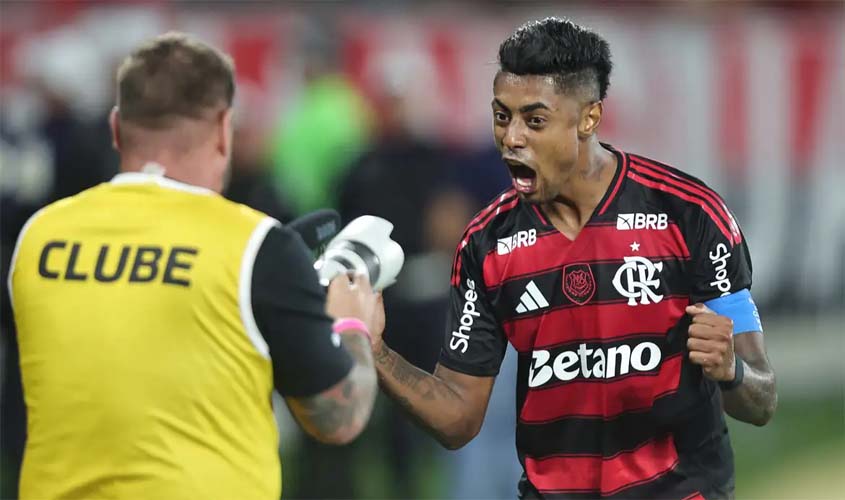 Fla vence e iguala Palmeiras após derrota do rival