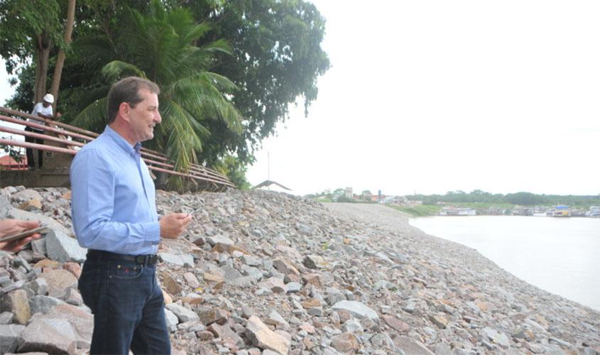 Prefeito mais uma vez na Estrada de Ferro, acompanhando andamento das obras