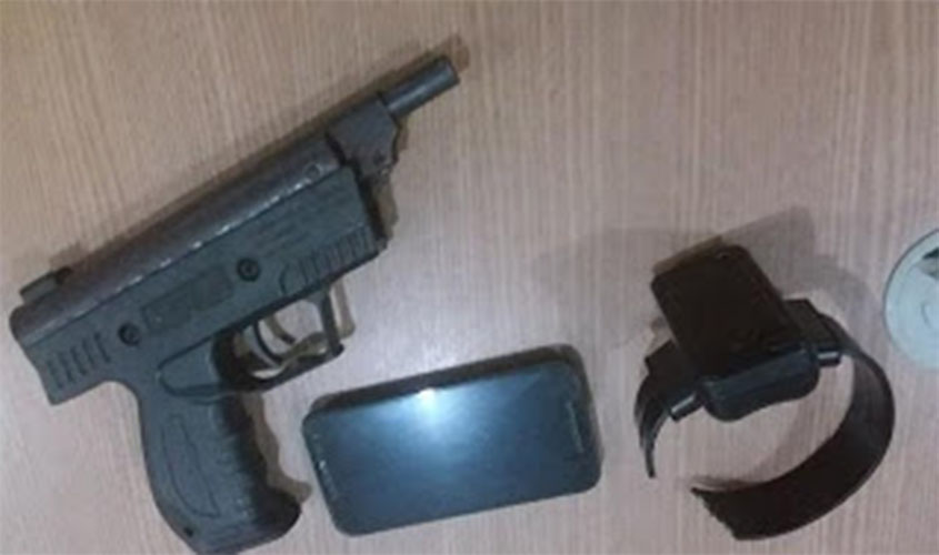 PM detém dupla, apreende arma e recupera objeto