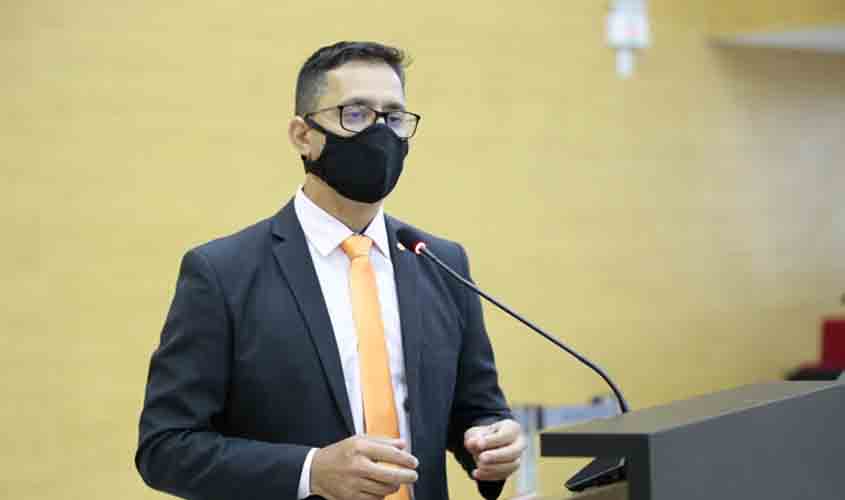 Deputado Anderson solicita que Governo regulamente Lei que garante transporte gratuito aos agentes da segurança pública