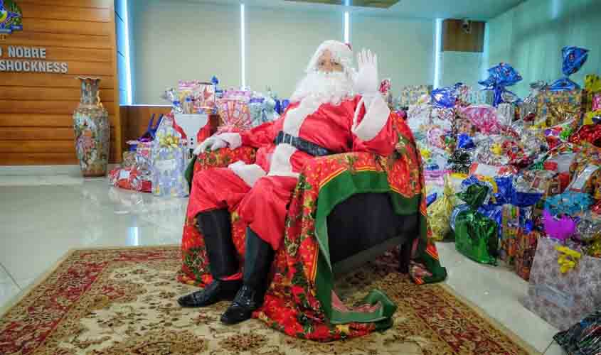 Servidores estaduais doam presentes de Natal para campanha beneficente, em Rondônia