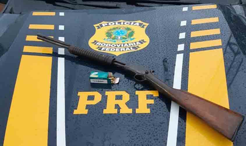 PRF apreende arma de fogo transportada por taxista