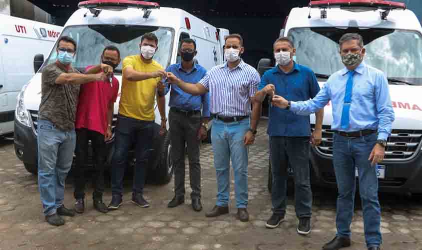 Prefeito faz entrega ambulâncias para o enfrentamento da Covid