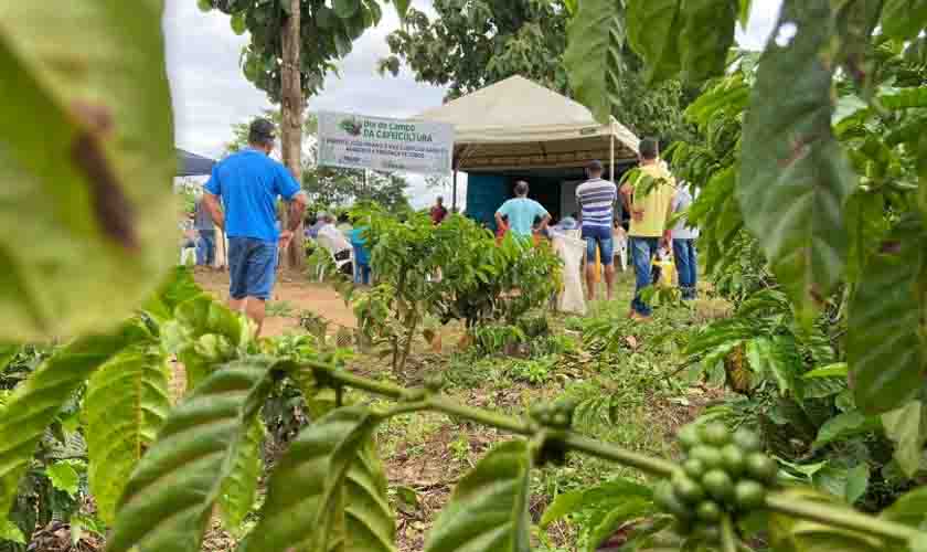 Emater promove “Dia de Campo da Cafeicultura” para debater técnicas de manejo com produtores rurais