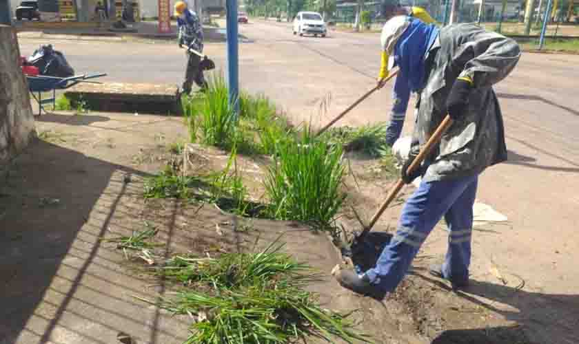 Rua Rogério Weber é contemplada com serviços de limpeza