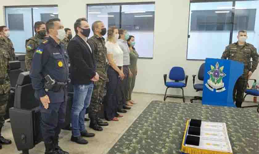 PMRO realiza entrega de medalha a autoridades no município