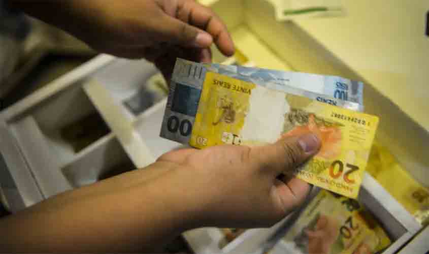 Inflação que calcula reajuste do salário mínimo fica em 4,84%