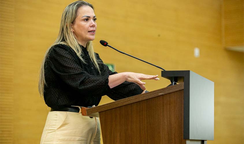 Cláudia de Jesus defende valorização de servidores da saúde