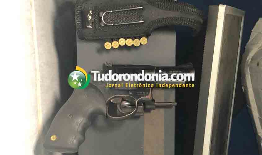 Polícia ambiental prende homem com revólver e moto roubada
