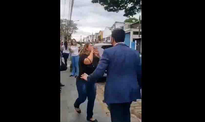 Mulher ataca Doria na rua - “está colocando vacina nas nossas crianças” - e é contida por seguranças (vídeo)