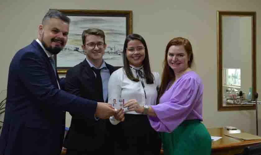 Ética e prerrogativas são destacadas durante entrega extraordinária de credencial para novo advogado