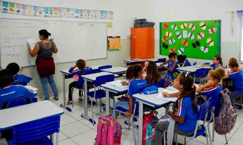 É equivocada informação de piso salarial de professores reajustado em 33,23%