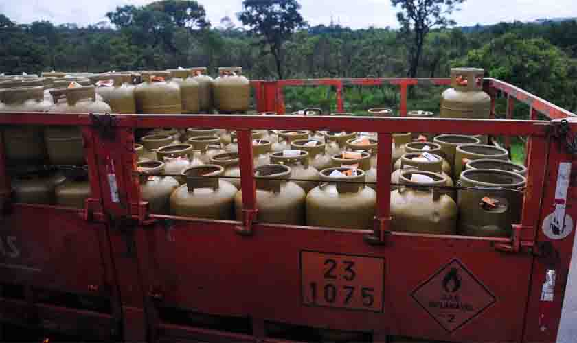 Gasolina sobe 47,49% e gás de botijão, 36,99% em 2021, diz IBGE