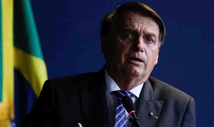 'Me banir das redes sociais é jogar fora das quatro linhas da Constituição', diz Bolsonaro