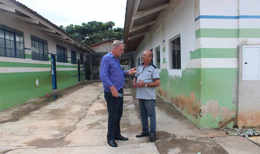Follador visita Escola Pedro Louback, que serve de apoios à famílias desabrigadas em Ariquemes