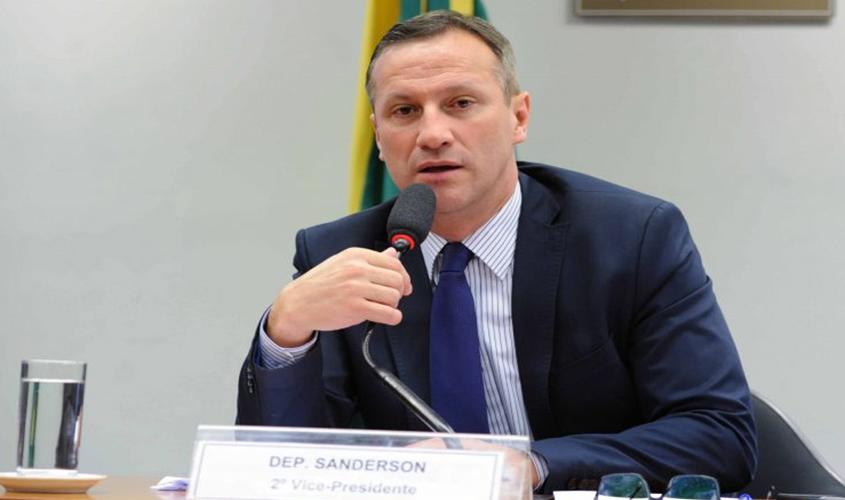 Projeto autoriza porte de arma por mulher sob medida protetiva