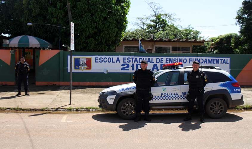 Polícia Militar orienta pais e aluno sobre a segurança com o retorno escolar