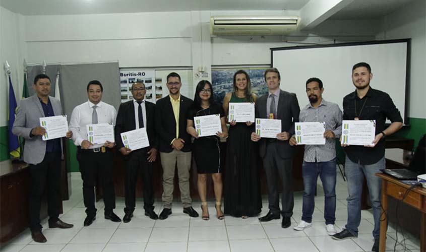 Deputado Anderson Pereira entrega Voto de Louvor a delegados, escrivãs e agentes da Polícia Civil no município de Buritis