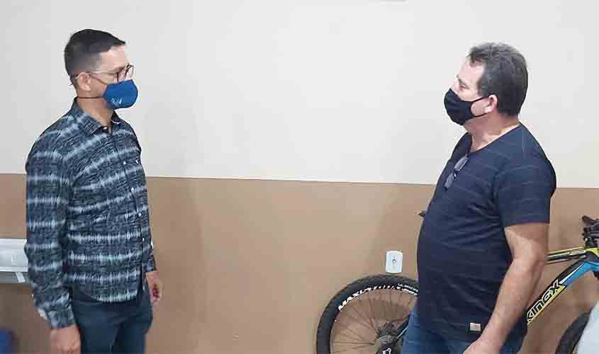 Deputado Anderson entrega centrais de ar condicionado à Escola Capitão Cláudio Manoel da Costa