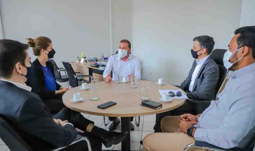 Hildon Chaves recebe representantes da nova administração do Aeroporto Internacional Governador Jorge Teixeira