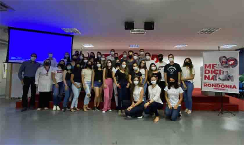 Calouros de Medicina do UNIFACIMED são recepcionados com Aula Magna