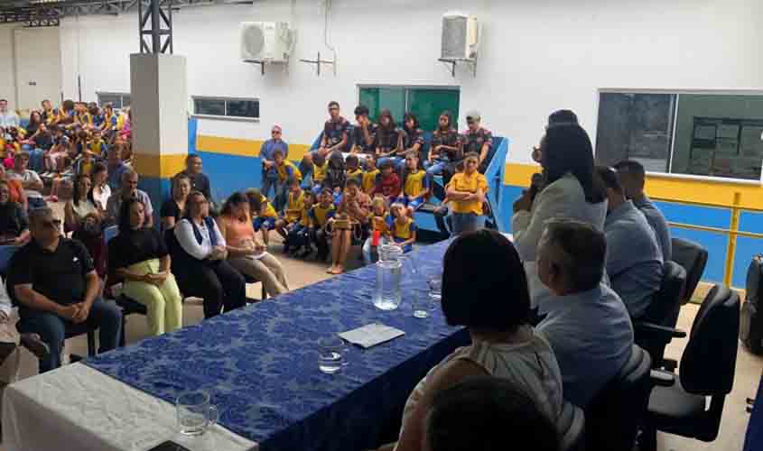Alunos da zona rural recebem kits odontológicos na abertura do ano letivo