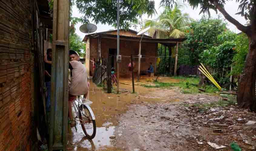 Famílias removidas de áreas alagadas recebem apoio da Defesa Civil e Semasf