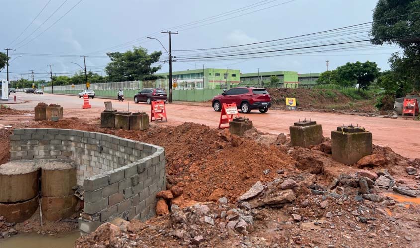 Obra emergencial altera pavimento na Avenida Calama