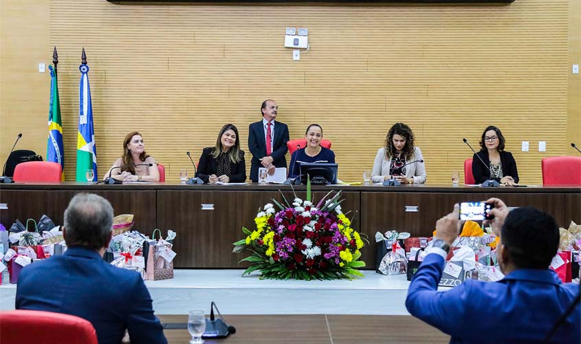Durante homenagem às mulheres na ALE, presidente anuncia projeto que proíbe contratação de condenados pela Lei Maria da Penha