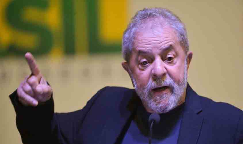 A farsa arrisca vingar como História