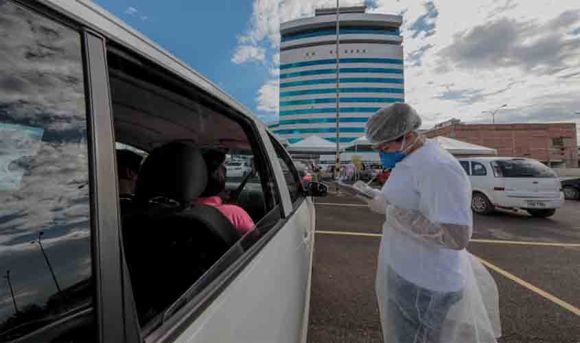 Jovem é flagrado com várias porções de maconha em boca de fumo na zona leste