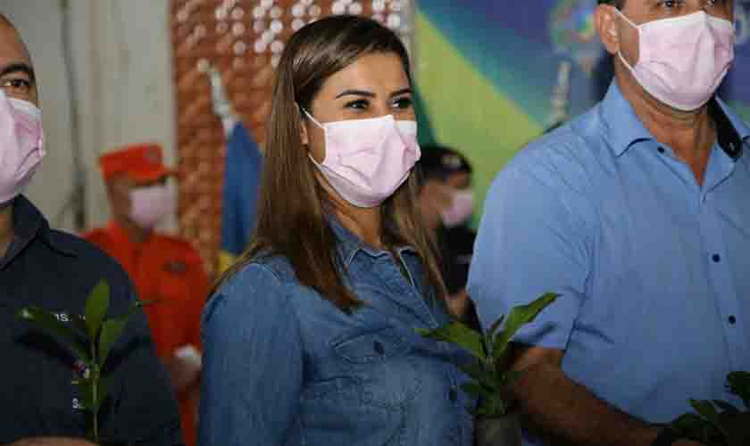 Vereadora Juliana representa o deputado Marcelo Cruz em Cerimônia de Entrega de Café e Cacau clonal em Rolim de Moura