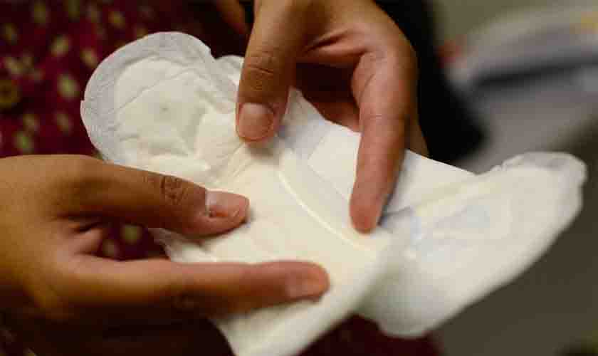 Congresso derruba veto à distribuição de absorventes para estudantes