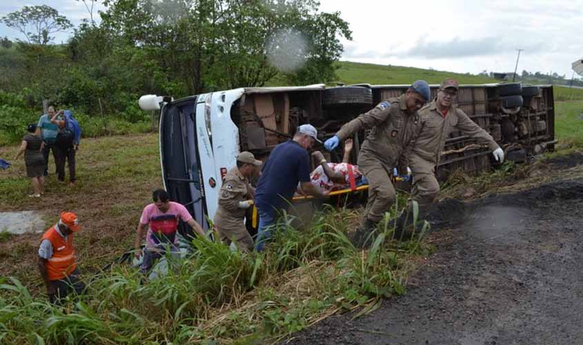 Ônibus da Eucatur tomba na BR-364 e deixa oito vítimas em estado grave.Vídeo