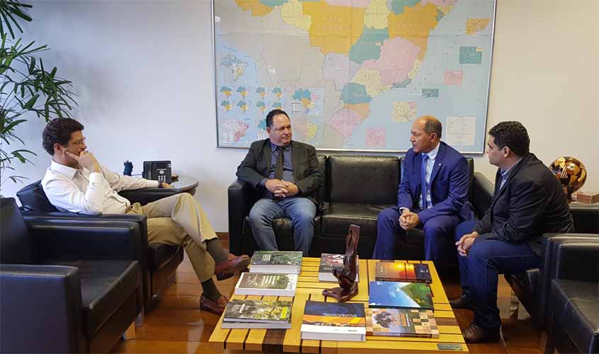 Coronel Chrisóstomo media reunião de prefeitos com Ministro do Meio Ambiente
