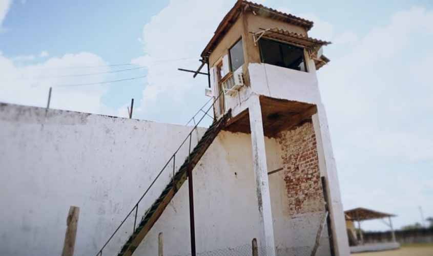 Singeperon informa ao diretor do presídio Ênio Pinheiro sobre risco iminente das guaritas