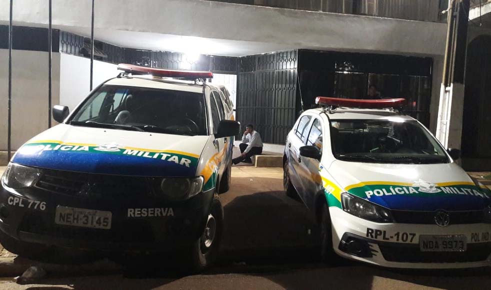 Mulher denuncia marido após ficar meia hora apanhando com a filha de quase dois anos