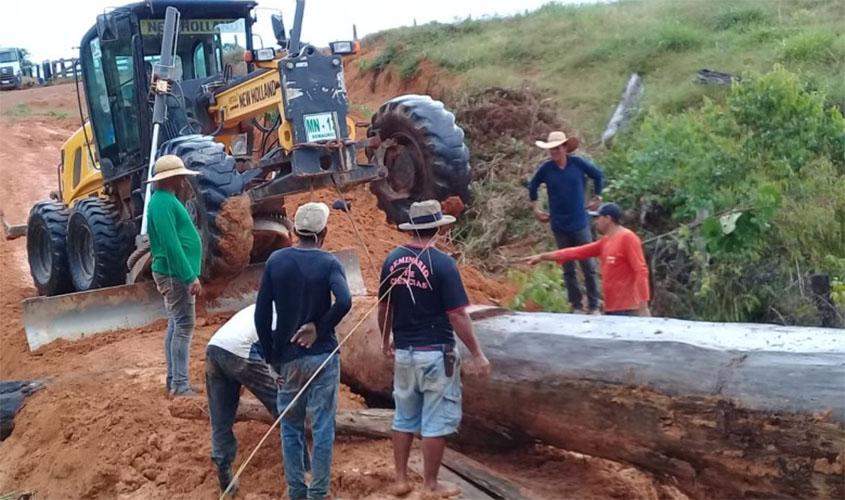 Equipes da Semagric unem esforço para recuperar ponte e liberar tráfego