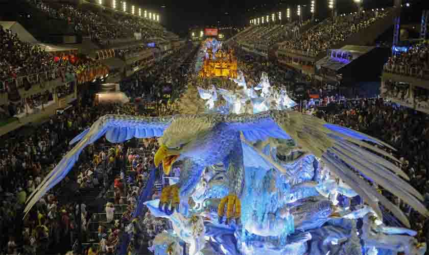 Carnaval: venda de ingressos para desfile na Sapucaí segue presencial