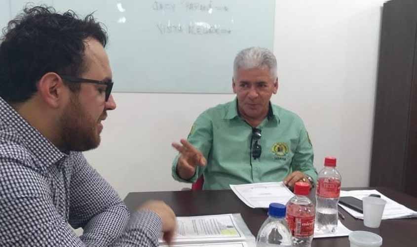 Márcio Oliveira cobra da prefeitura limpeza dos campos dos bairros Mariana e Jardim Santana   