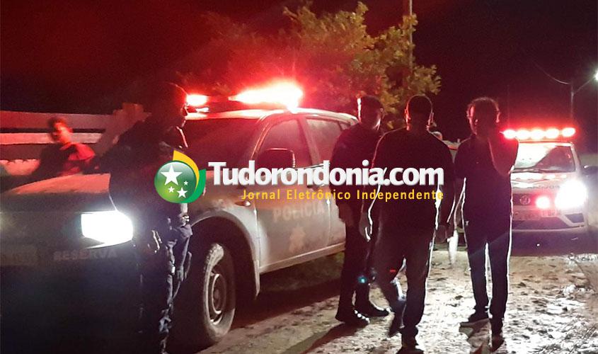 Filha agride o pai com arranhões e mordidas para salvar a mãe de ser morta à facadas