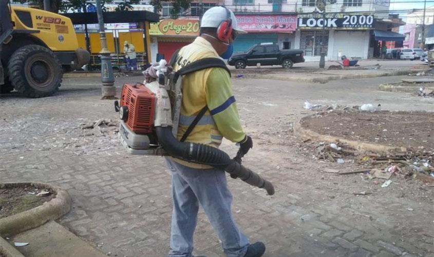 Prefeitura está limpando a Praça Jonathas Pedrosa após a saída dos comerciantes