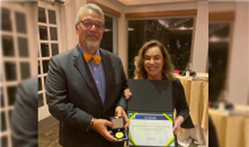 Ministra Dora Maria da Costa homenageia embaixador do Brasil na Costa Rica