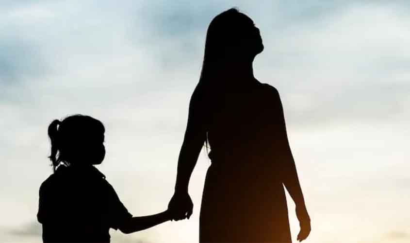 Mães solo enfrentam barreiras na garantia de direitos aos filhos