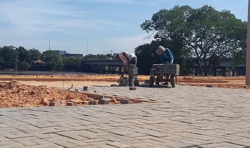 Obras do Beira Rio em Ji-Paraná avançam com calçamento em paver
