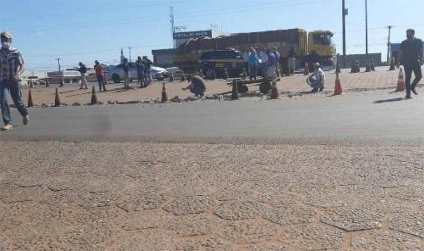 Empresário consegue, na Justiça Federal, paralisar obra do DNIT; depois, derruba mureta a marretadas e vídeo viraliza