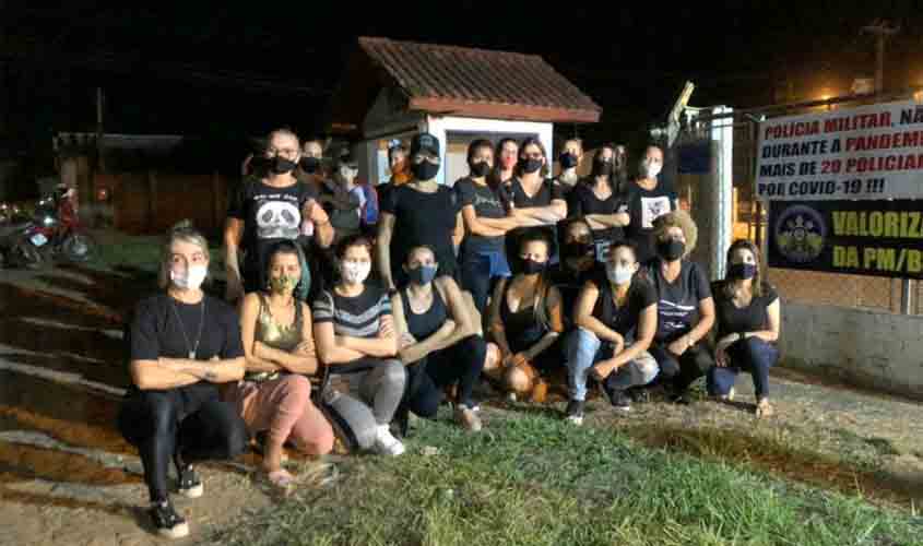 Familiares de Policiais Militares realizam manifesto em frente ao Quartel do 8º Batalhão