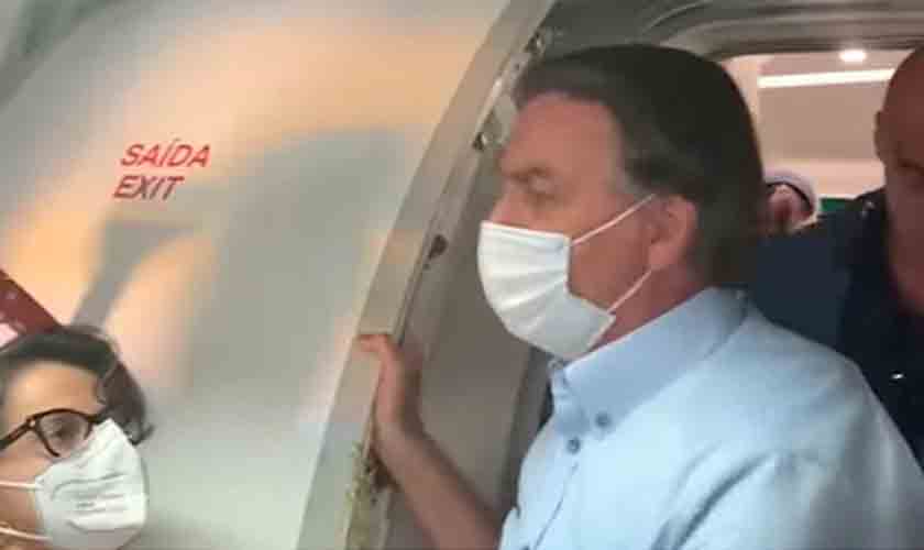 Bolsonaro entra em avião e é recebido aos gritos de