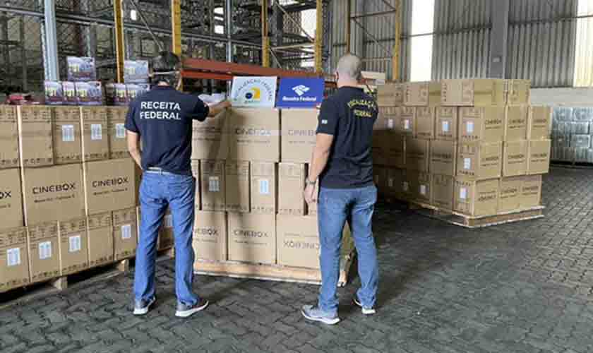 Operações contra pirataria fecham lojas no centro de SP e apreendem mais de 17 mil TV Box no porto de Santos